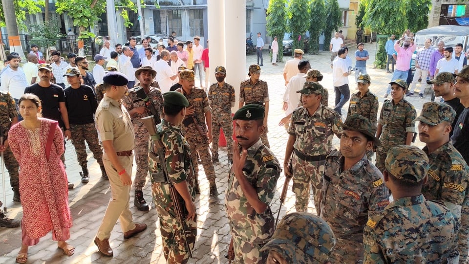 नंदन यादव को पेसी के लिए कोर्ट ले जाती पुलिस