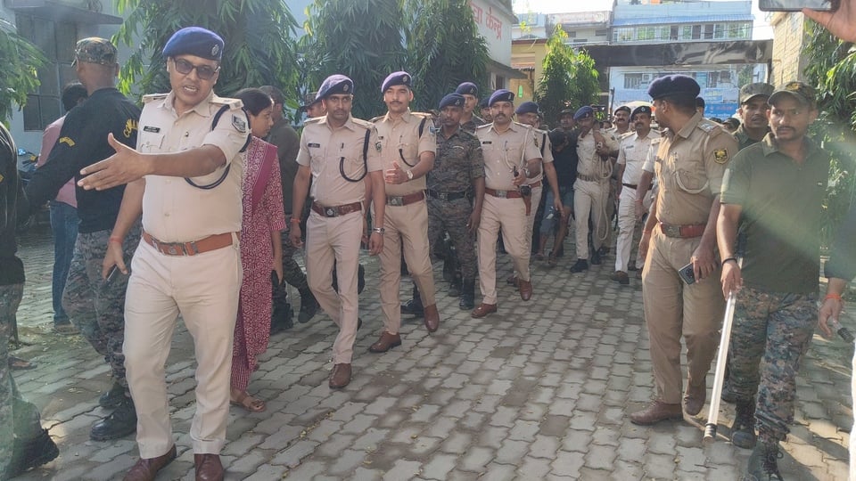 नंदन यादव को पेसी के लिए कोर्ट ले जाती पुलिस