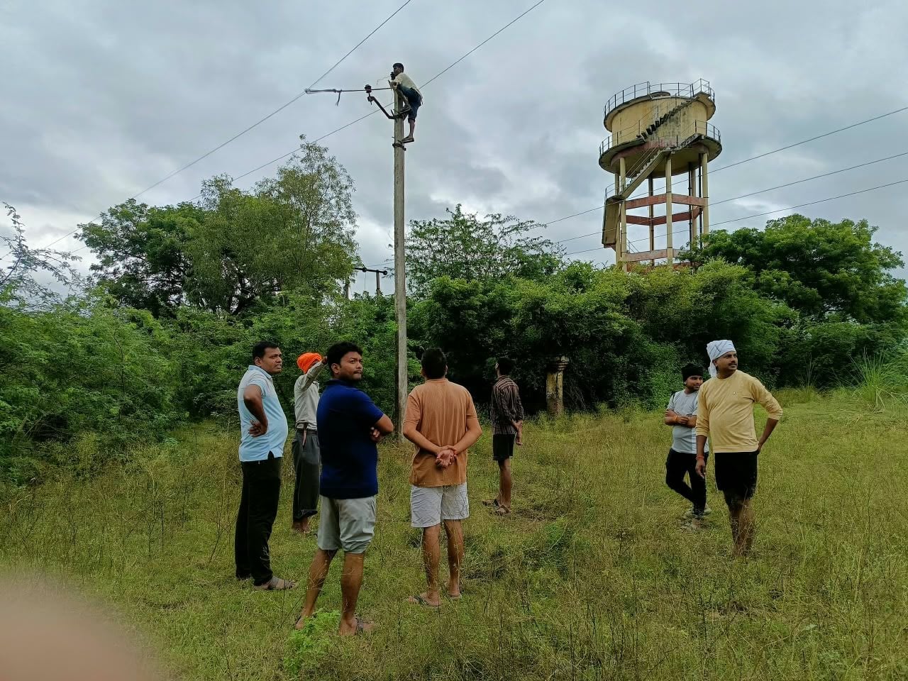 औरास में टूटा पड़ा बिजली का पोल। संवाद औरास में टूटा पड़ा बिजली का पोल। संवाद