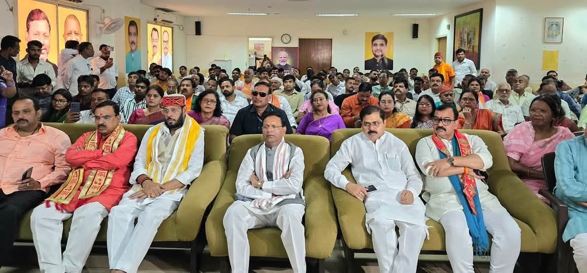 पीएम मोदी के मन की बात सुनते भाजपा नेता। पीएम मोदी के मन की बात सुनते भाजपा नेता।