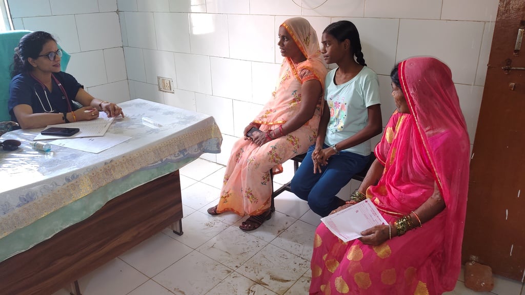 पैकौली प्राथमिक स्वास्थ्य केन्द्र पर मरीजों का इलाज करते डां. उत्तम जायसवाल ।संवाद पैकौली प्राथमिक स्वास्थ्य केन्द्र पर मरीजों का इलाज करते डां. उत्तम जायसवाल ।संवाद