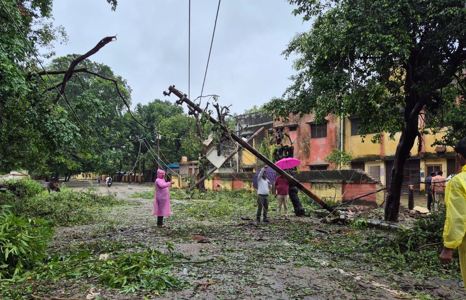पाल नगर में जनरेटर लगाकर पानी का टैंक भरवाते लोग। संवाद