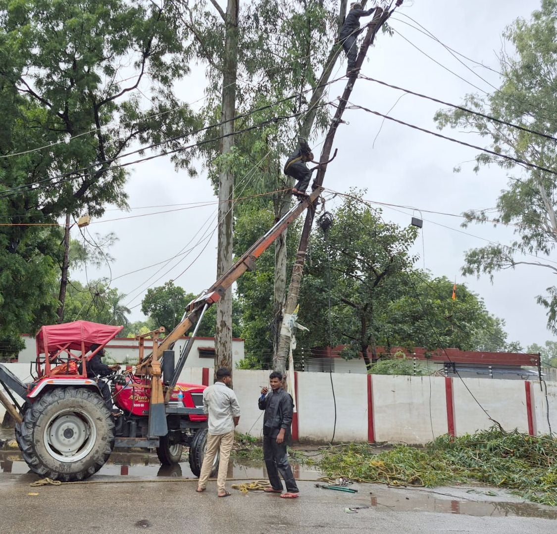 पाल नगर में जनरेटर लगाकर पानी का टैंक भरवाते लोग। संवाद