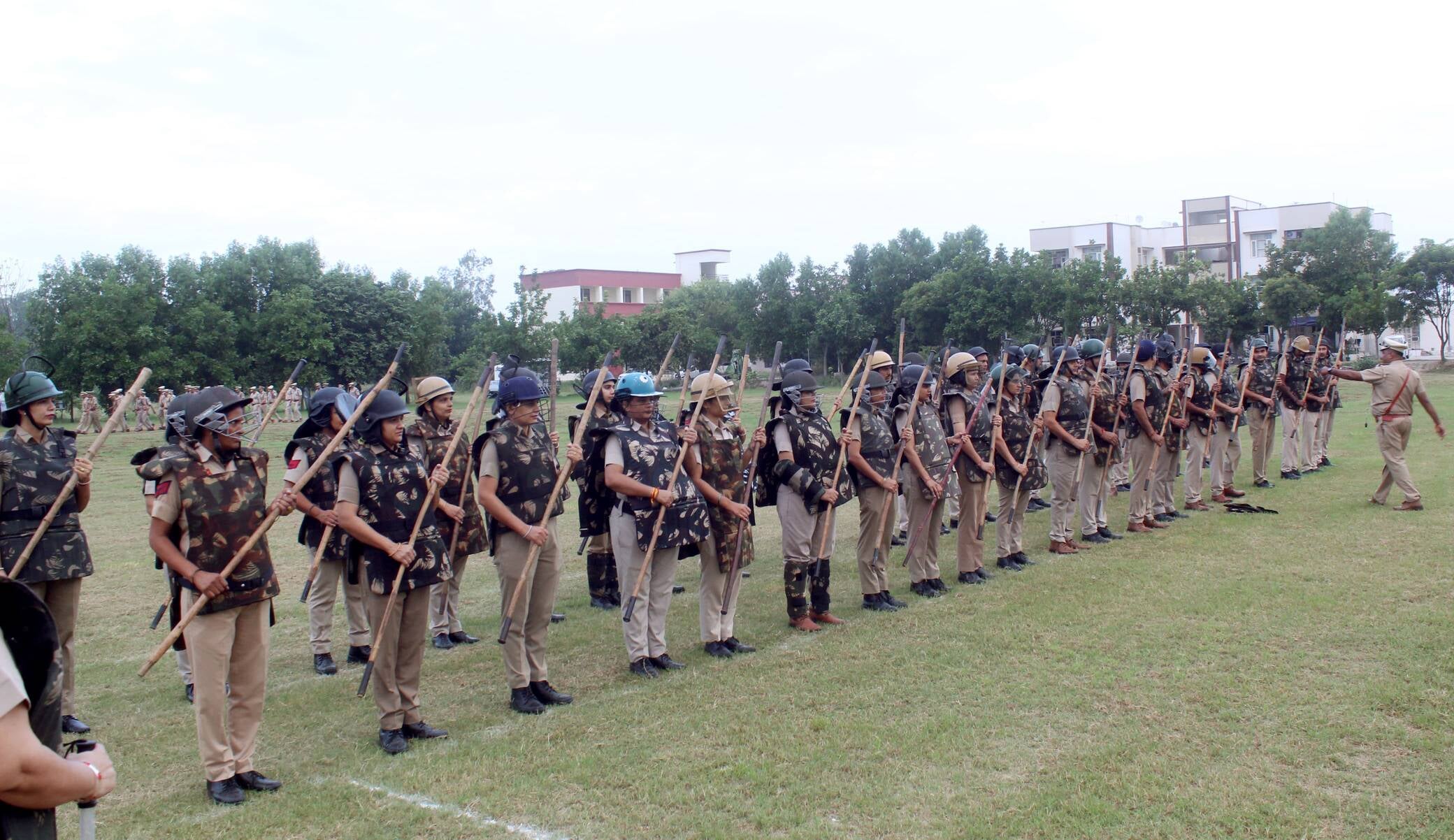 परेड में शामिल पुलिस टीम रस्सा कस्सी में हिस्सा लेते हुए। प्रवक्ता