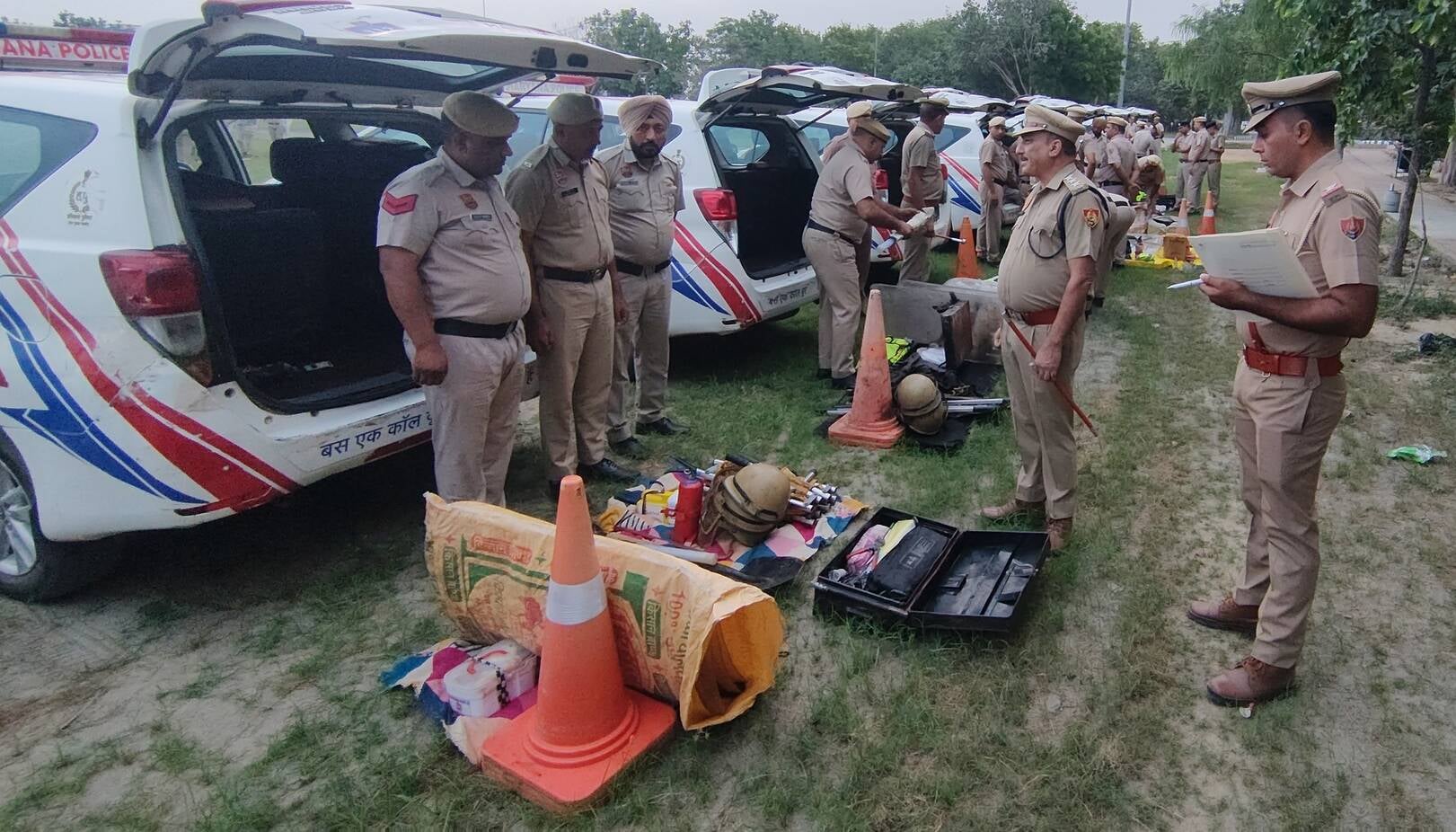 परेड में शामिल पुलिस टीम रस्सा कस्सी में हिस्सा लेते हुए। प्रवक्ता