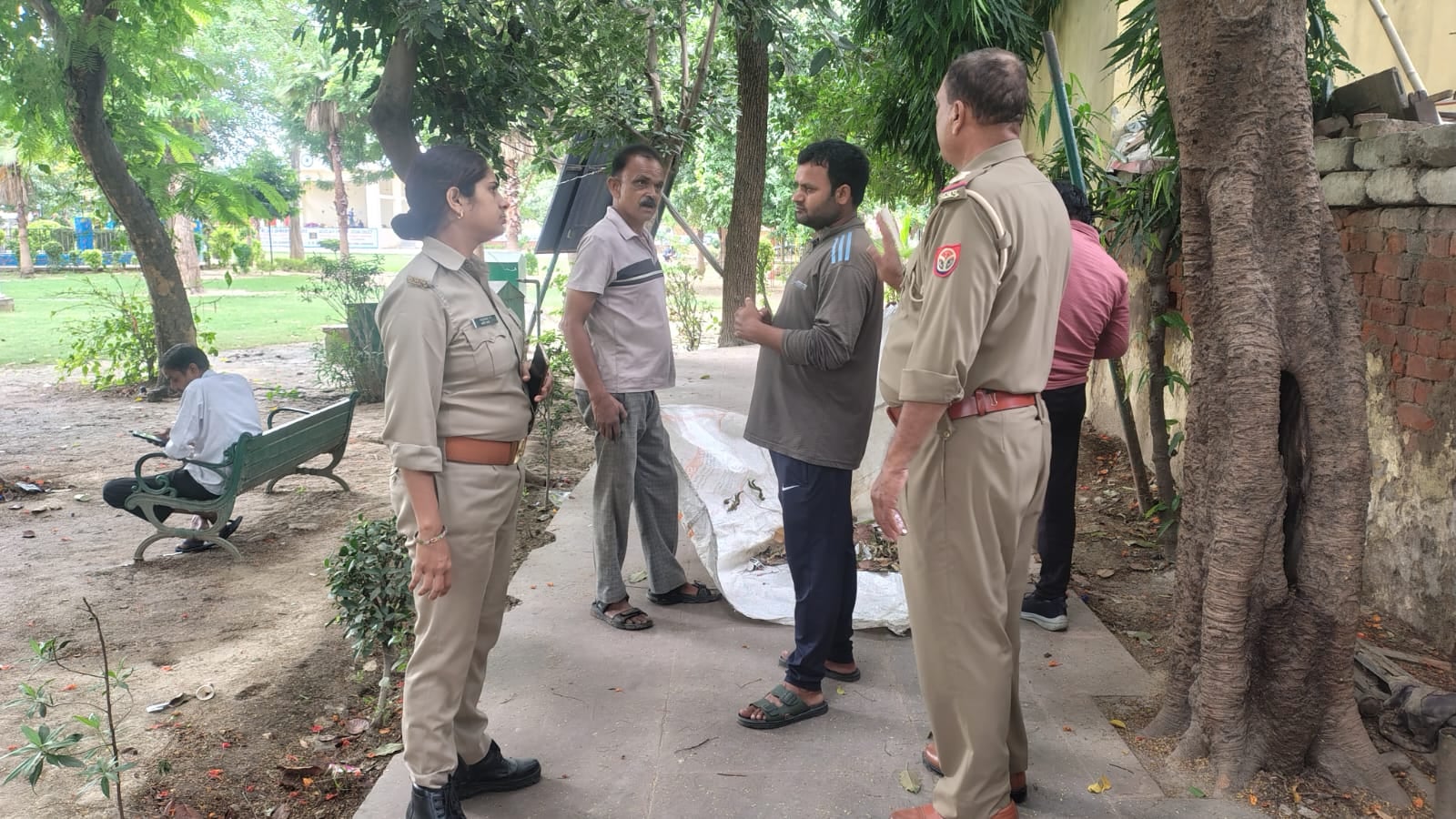 पार्कों की जांच करती पुलिस की टीम। स्रोत: पुलिस
