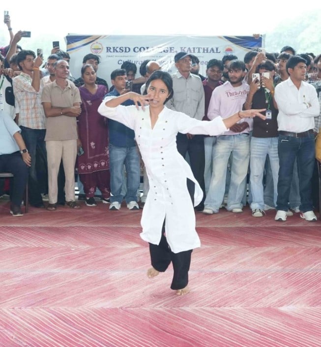 प्रतिभा खोज प्रतियोगिता के दौरान नृत्य की प्रस्तुति देती छात्रा। विज्ञप्ति