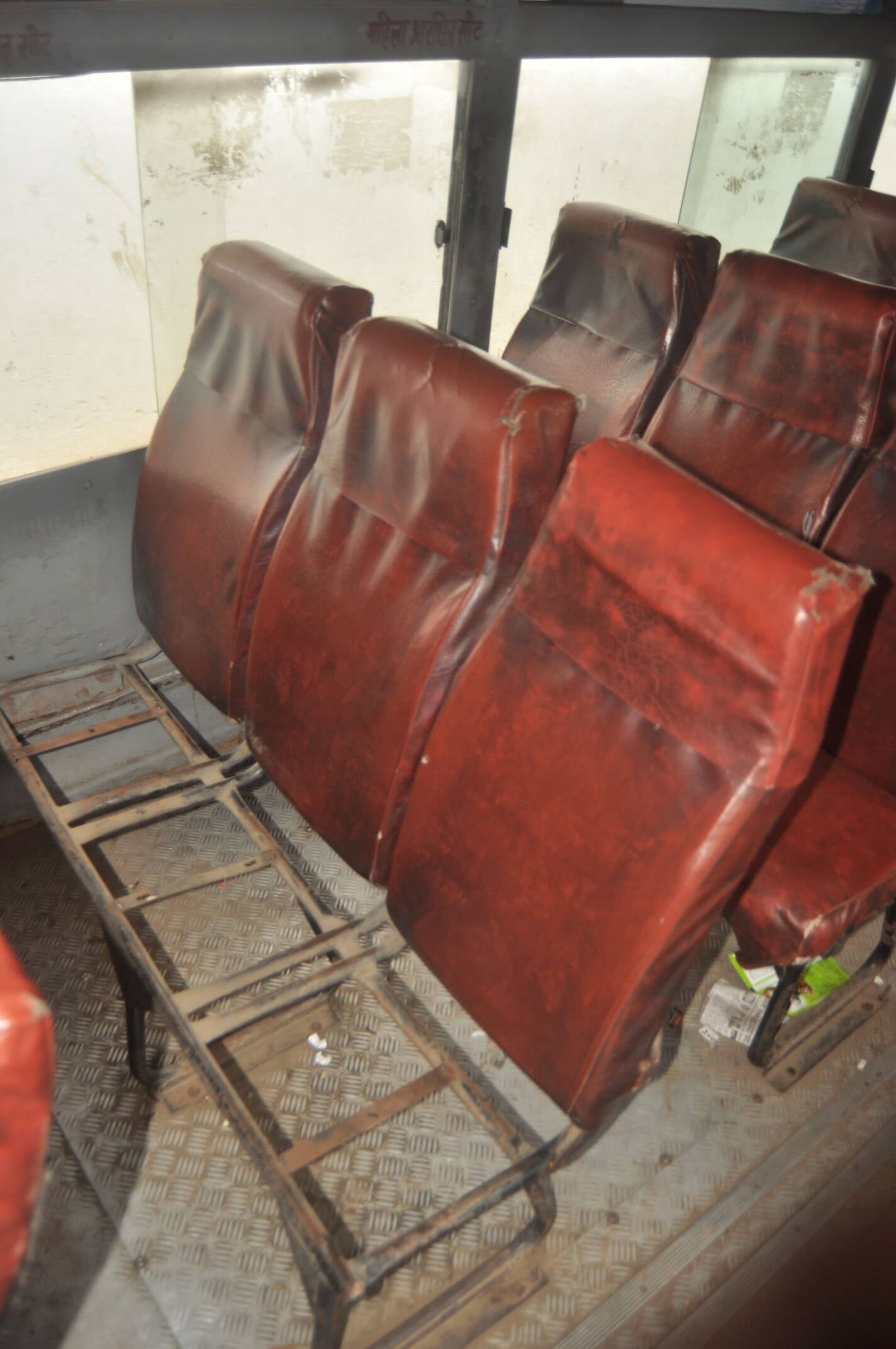 रोडवेज बस में खस्ताहाल हुआ आपात कालीन द्वार। संवाद रोडवेज बस में खस्ताहाल हुआ आपात कालीन द्वार। संवाद