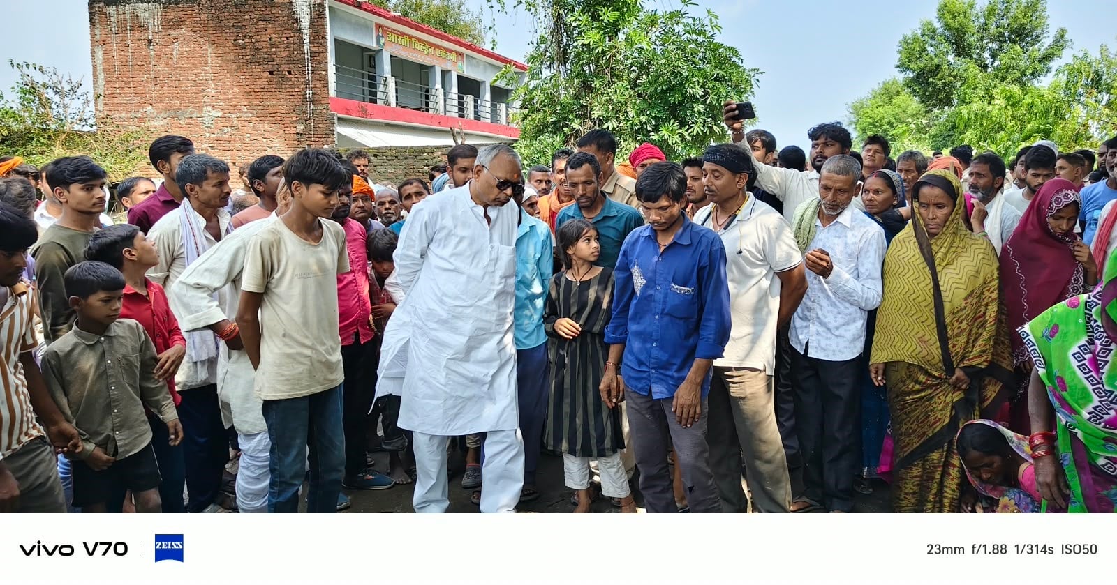 राम गनेश पाल की फाइल फोटो और शव रखकर प्रदर्शन करते लोग। संवाद राम गनेश पाल की फाइल फोटो और शव रखकर प्रदर्शन करते लोग। संवाद