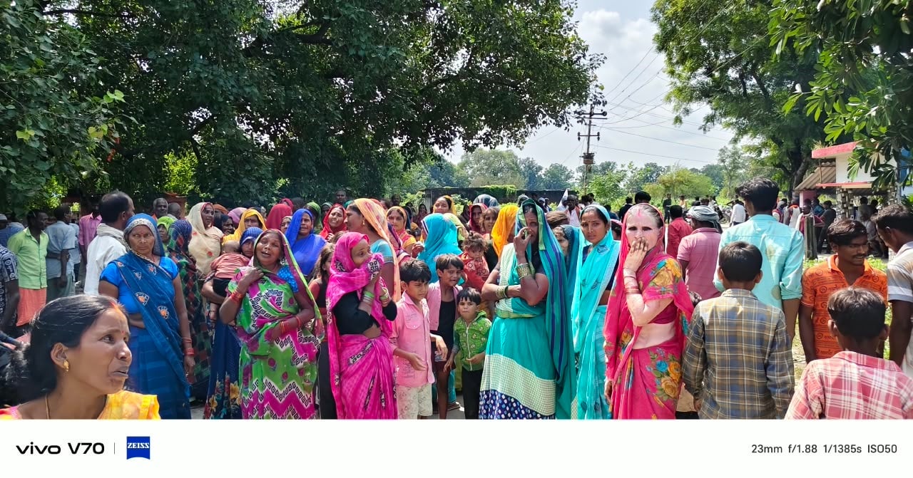 राम गनेश पाल की फाइल फोटो और शव रखकर प्रदर्शन करते लोग। संवाद राम गनेश पाल की फाइल फोटो और शव रखकर प्रदर्शन करते लोग। संवाद