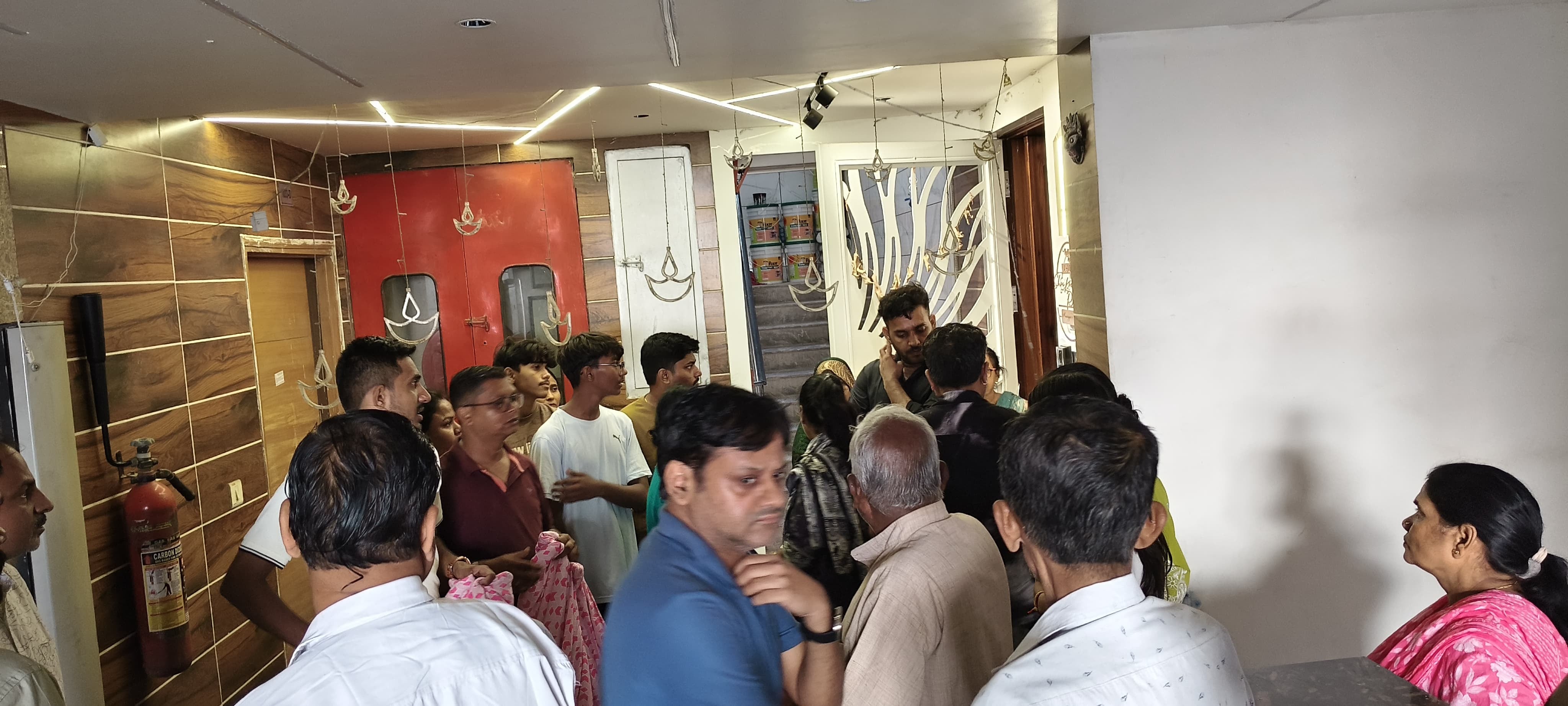साहिबाबाद। गुलमोहर ग्रीन्स सोसायटी में छात्रा का शव आने पर लगी परिजनों और लोगों की भीड़। संवाद साहिबाबाद। गुलमोहर ग्रीन्स सोसायटी में छात्रा का शव आने पर लगी परिजनों और लोगों की भीड़। संवाद