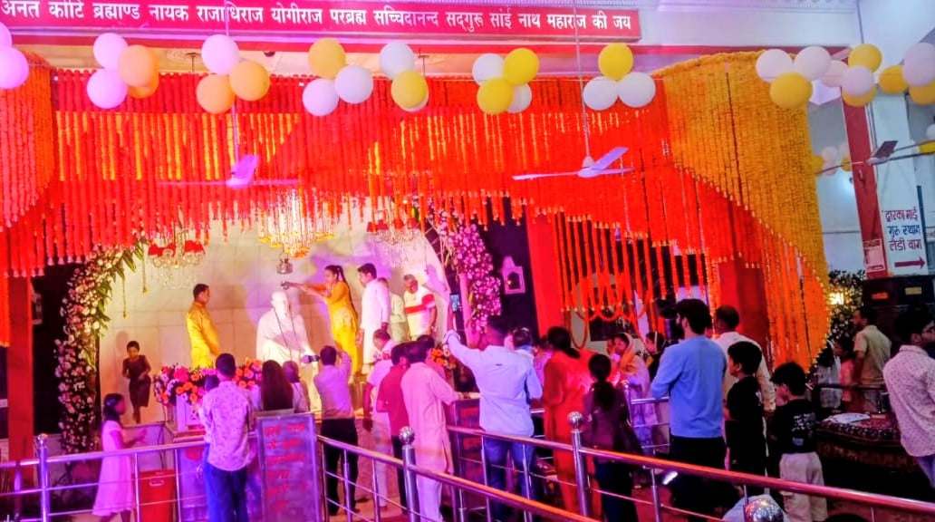साई मंदिर में आयोजित कार्यक्रम में साईं बाबा का दूध से अभिषेक करती महिला। संवाद साई मंदिर में आयोजित कार्यक्रम में साईं बाबा का दूध से अभिषेक करती महिला। संवाद