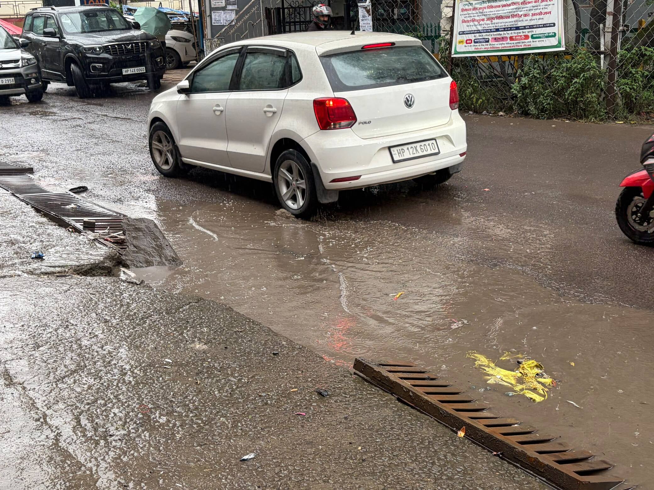सोलन शहर के पुराने बस अड्डे पर ऑटो स्टैंड के पास खस्ता हालत में पड़ी नाली पर लगी जाली। संवाद सोलन शहर के पुराने बस अड्डे पर ऑटो स्टैंड के पास खस्ता हालत में पड़ी नाली पर लगी जाली। संवाद