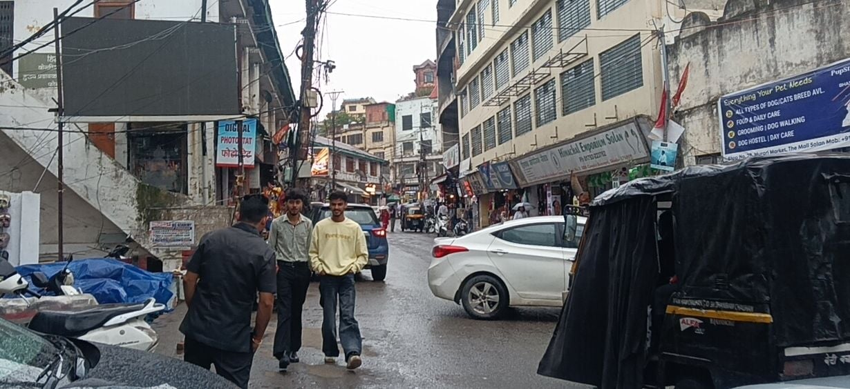 सोलन शहर में दोपहर के समय हुई बारिश के दौरान बदला मौसम। संवाद