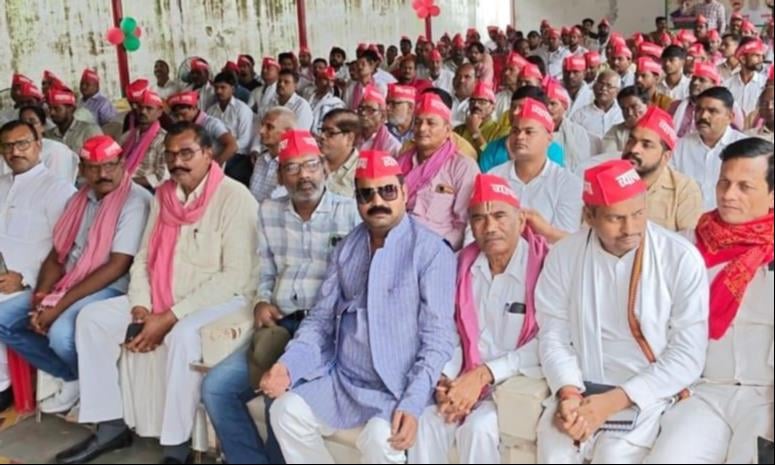 समाजवादी पार्टी के व्यापारी सम्मेलन में मंचासीन अतिथि। स्रोत- सपा समाजवादी पार्टी के व्यापारी सम्मेलन में मंचासीन अतिथि। स्रोत- सपा