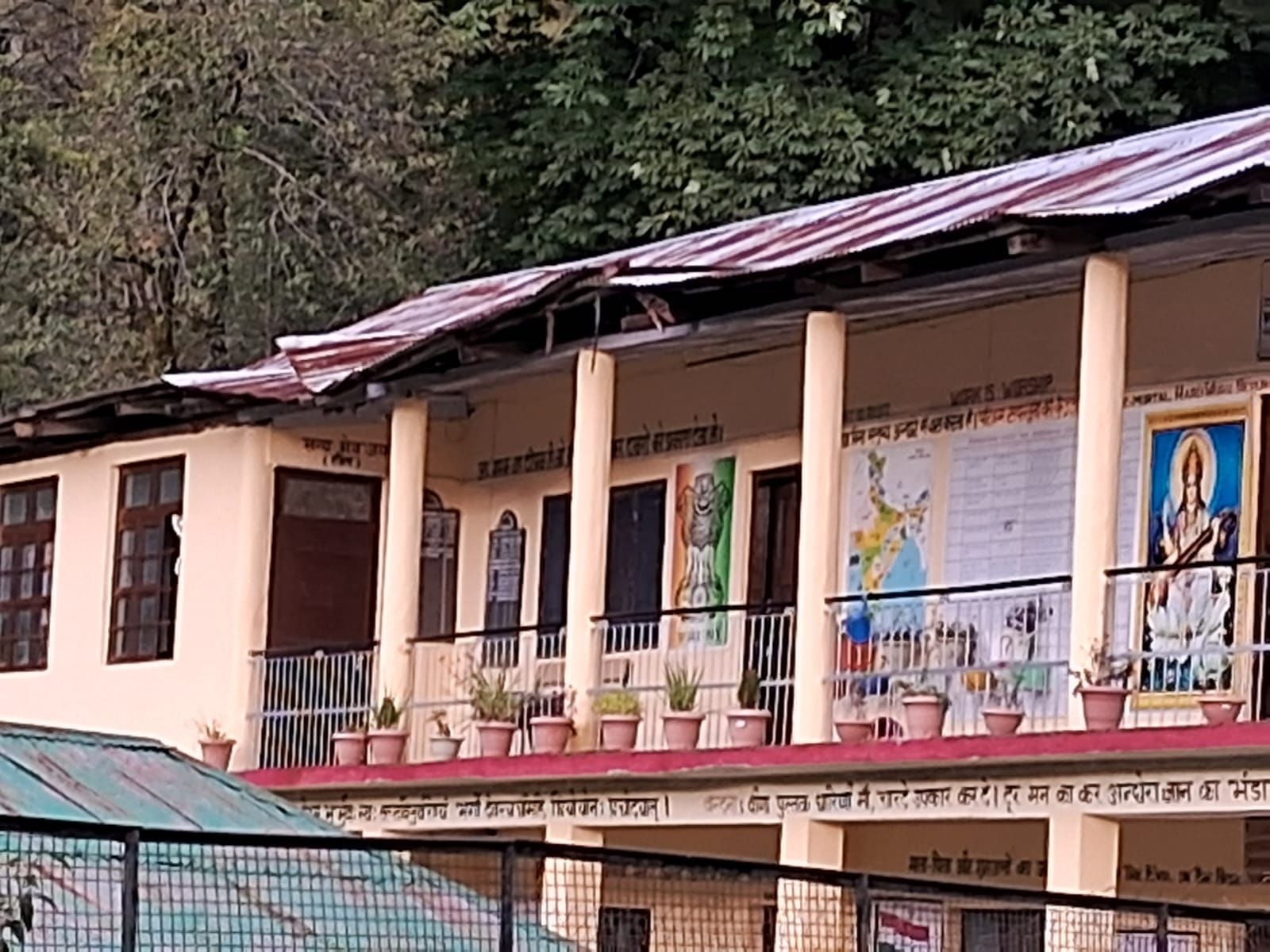 सरपारा स्कूल की टूटी हुई छत। स्रोत: जागरूक पाठक सरपारा स्कूल की टूटी हुई छत। स्रोत: जागरूक पाठक
