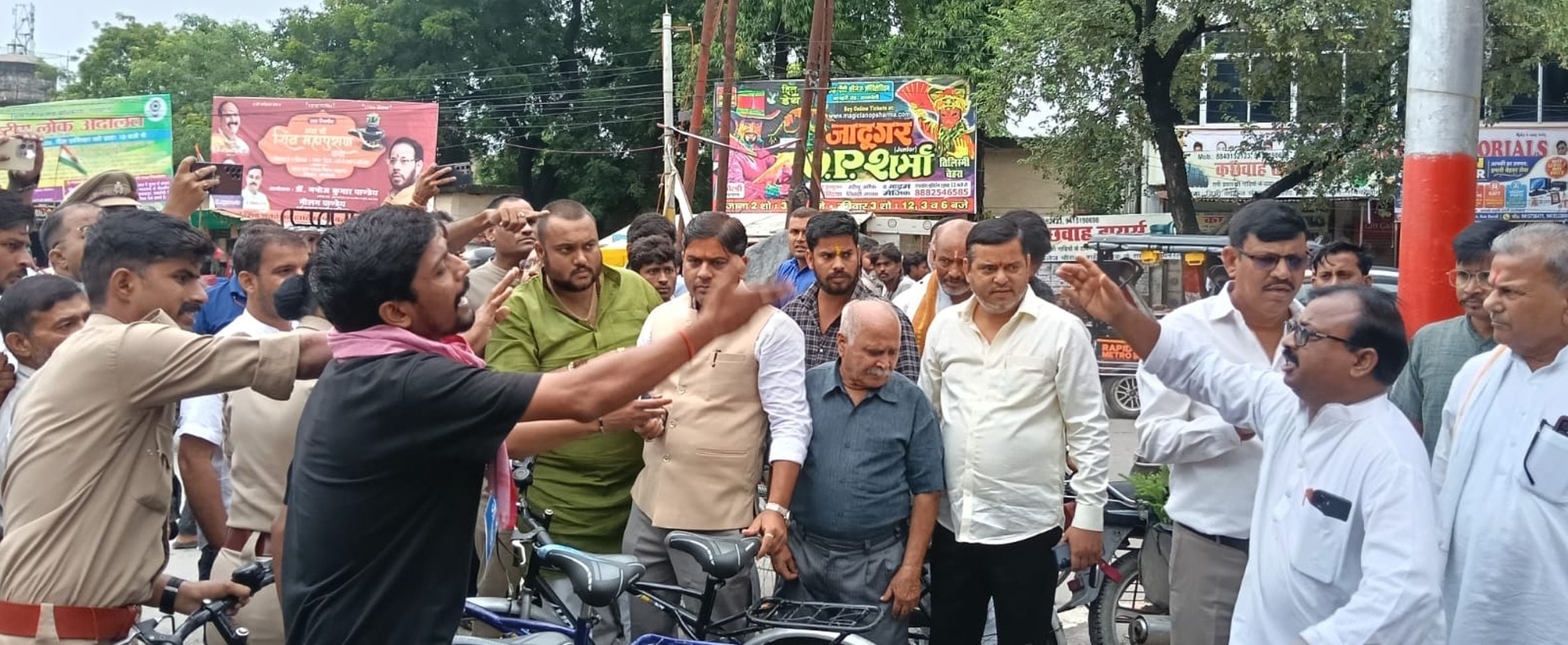 शहीद चौक के सामने जेनजी कनेक्ट यात्रा लेकर पहुंचे कार्यकर्ताओं और भाजपाई के बीच होती नोकझोंक। शहीद चौक के सामने जेनजी कनेक्ट यात्रा लेकर पहुंचे कार्यकर्ताओं और भाजपाई के बीच होती नोकझोंक।