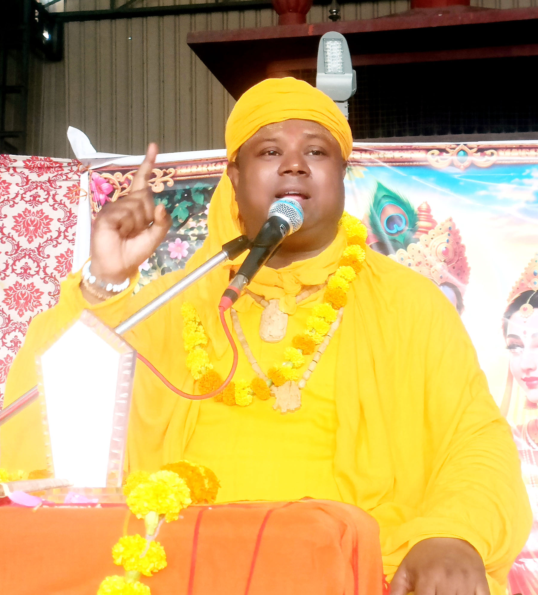 श्रीमद्भागवत पुराण की नगर परिक्रमा लगवाते आयोजक व कथा व्यास। संवाद