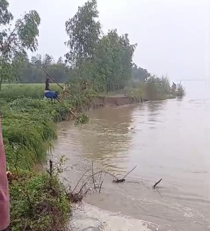 दातागंज क्षेत्र के बाढ़ क्षेत्र में एडीएम व एसडीएम हालातों का जायजा लेते हुए। संवाद