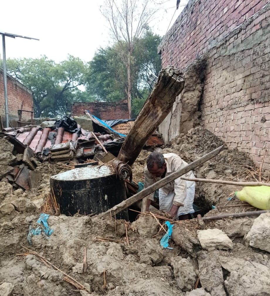 दातागंज क्षेत्र के बाढ़ क्षेत्र में एडीएम व एसडीएम हालातों का जायजा लेते हुए। संवाद