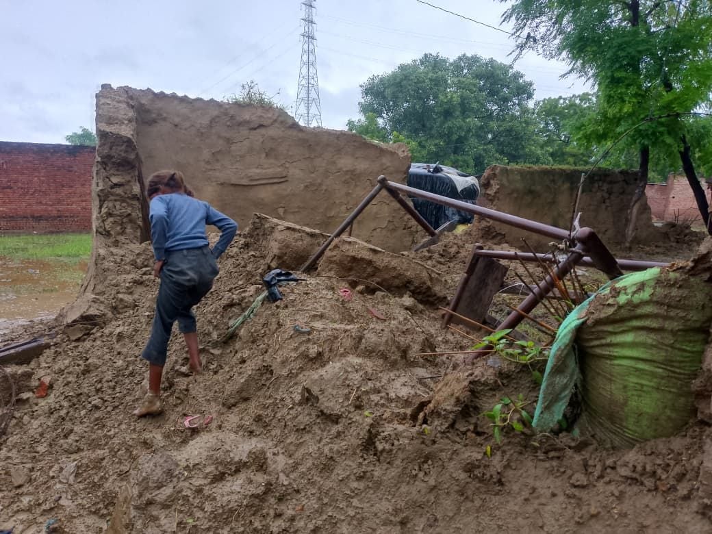 दातागंज क्षेत्र के बाढ़ क्षेत्र में एडीएम व एसडीएम हालातों का जायजा लेते हुए। संवाद