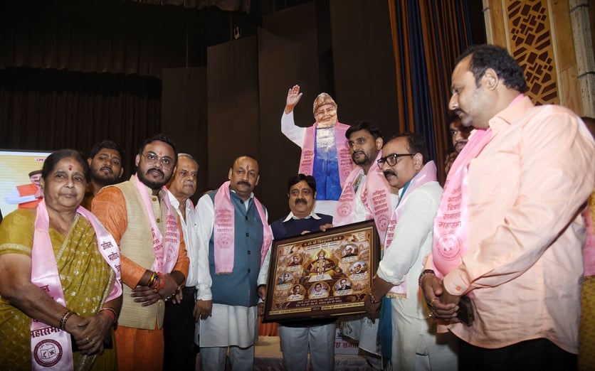 दिवंगत विनोद बिहारी वर्मा की प्रथम पुण्यतिथि पर रविवार को चौक स्थित अटल बिहारी वाजपेयी कन्वेंशन दिवंगत विनोद बिहारी वर्मा की प्रथम पुण्यतिथि पर रविवार को चौक स्थित अटल बिहारी वाजपेयी कन्वेंशन