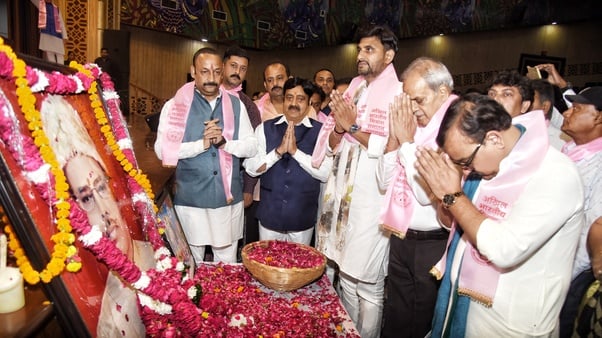 दिवंगत विनोद बिहारी वर्मा की प्रथम पुण्यतिथि पर रविवार को चौक स्थित अटल बिहारी वाजपेयी कन्वेंशन दिवंगत विनोद बिहारी वर्मा की प्रथम पुण्यतिथि पर रविवार को चौक स्थित अटल बिहारी वाजपेयी कन्वेंशन