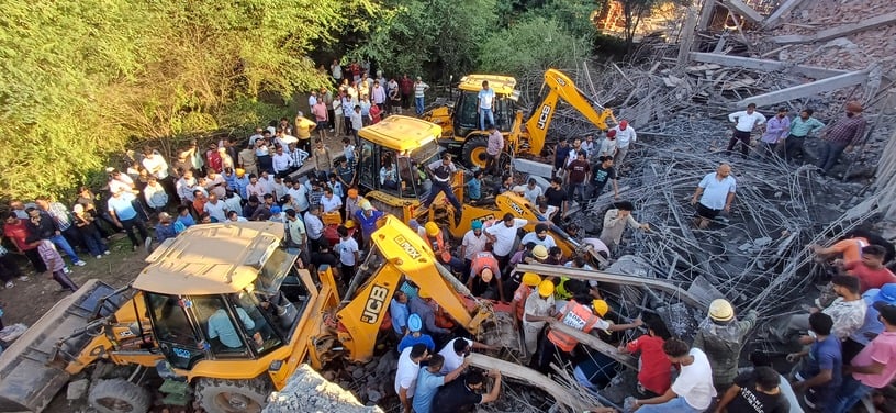 धूलकोट में लेंटर के नीचे दबे व्यक्ति के शव को निकालकर ले जाते हुए। संवाद धूलकोट में लेंटर के नीचे दबे व्यक्ति के शव को निकालकर ले जाते हुए। संवाद