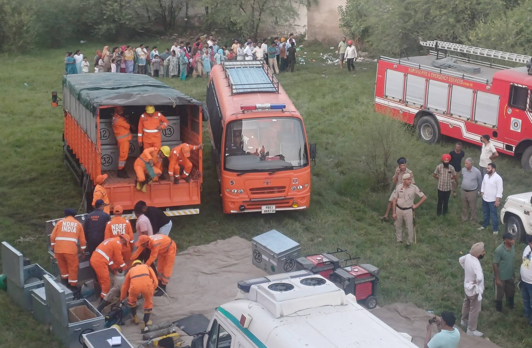 धूलकोट में लेंटर के नीचे दबे व्यक्ति के शव को निकालकर ले जाते हुए। संवाद धूलकोट में लेंटर के नीचे दबे व्यक्ति के शव को निकालकर ले जाते हुए। संवाद