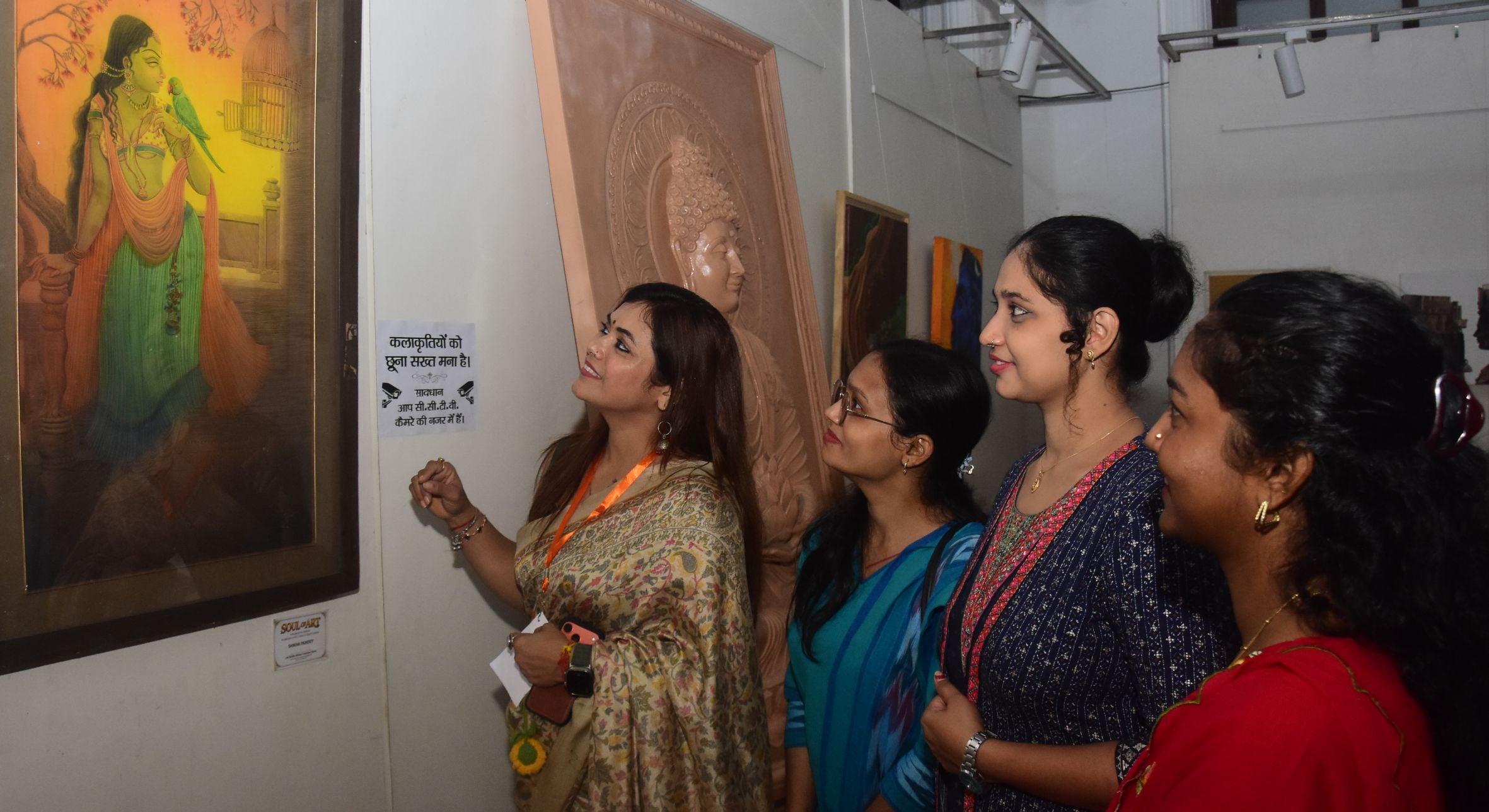 धम्म स्थली कॉफी टेबल बुक को प्री-लॉन्च करतीं श्रीलंका की उच्चायुक्त प्रदीपा महिशिनी कोलोने। धम्म स्थली कॉफी टेबल बुक को प्री-लॉन्च करतीं श्रीलंका की उच्चायुक्त प्रदीपा महिशिनी कोलोने।