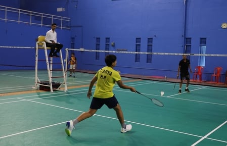 धर्मशाला के इंडोर स्टेडियम में  मिनी और जूनियर फुटबाल प्रतियोगिता के मैच में भिड़ते हुए खिला