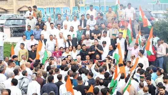 धर्मशाला के कचहरी अड्डा पर सीईसी का पुतला जलाते कांग्रेस कार्यकर्ता। - अमर उजाला