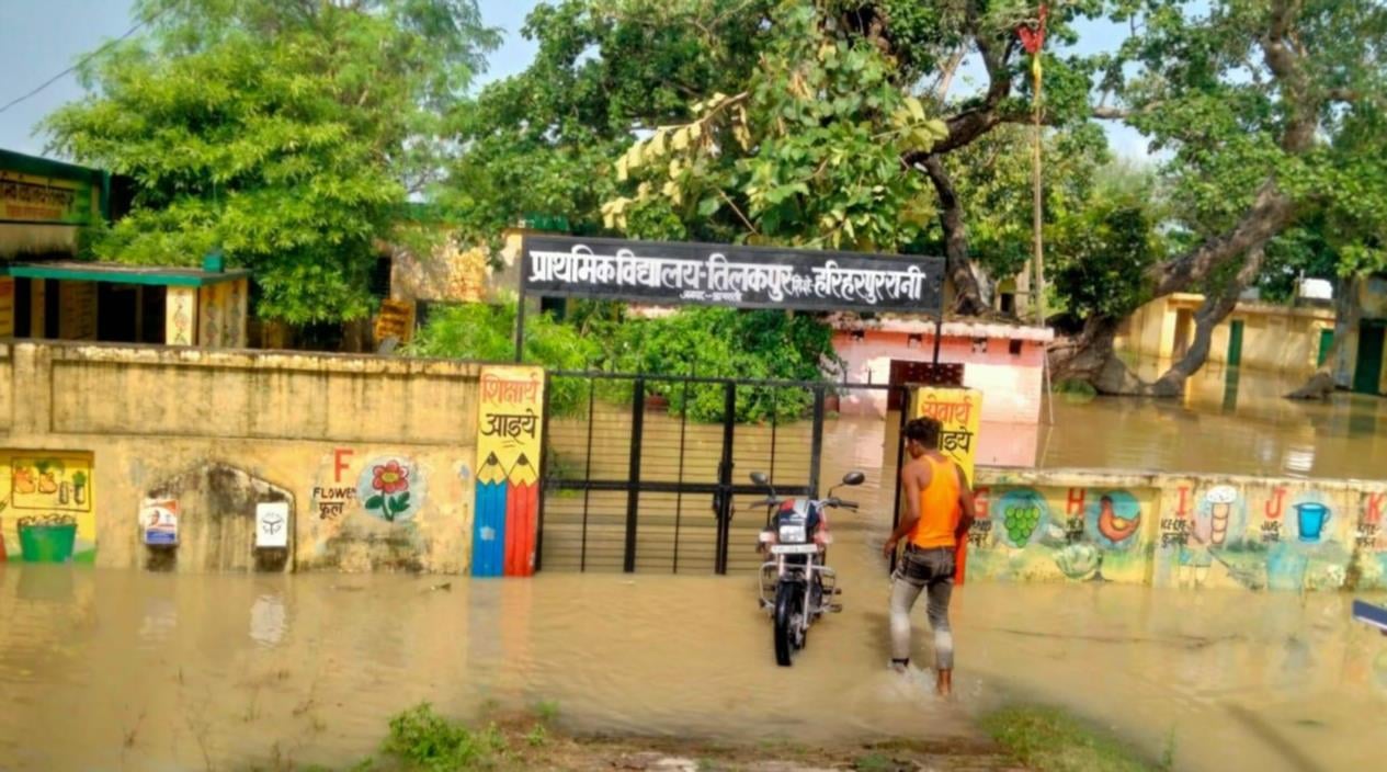 विद्यालय में भरा पानी