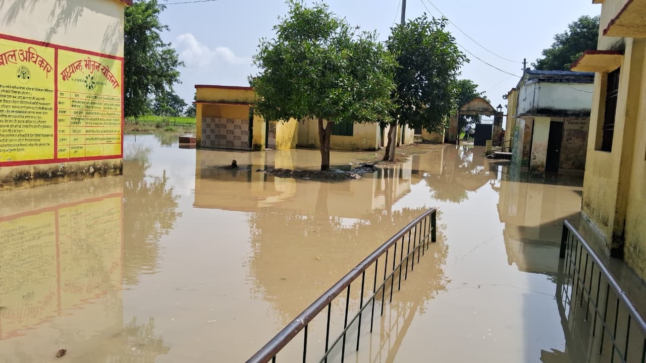 विद्यालय में भरा पानी