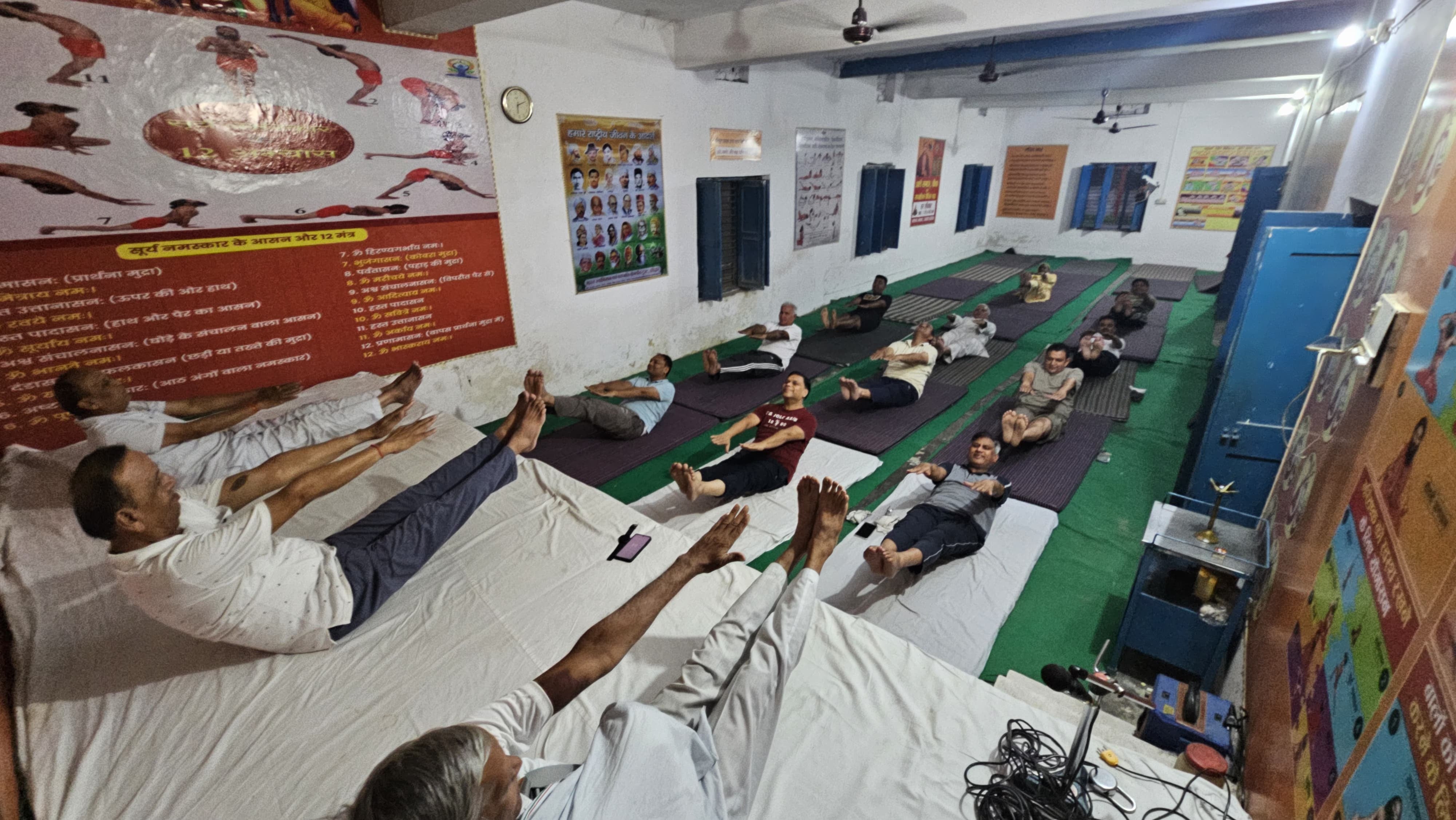 योग करते हुए लोग। विज्ञप्ति