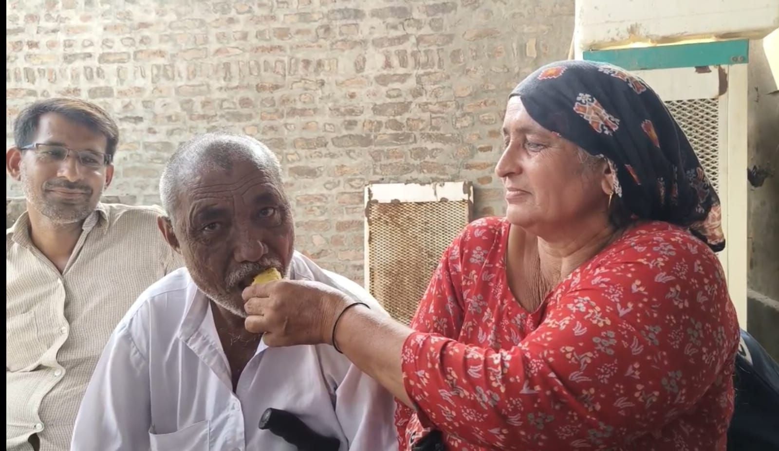 29जेएनडी02: नीरू के गोल्ड मेडल जीतने की सूचना मिलने पर परिजन एक दूसरे को मिठाई खिलाकर खुशी मना