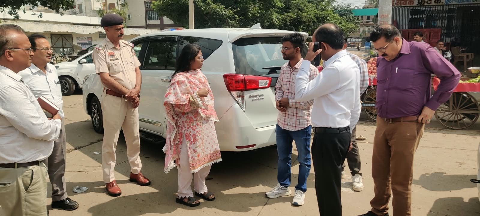 29जेएनडी07-जींद अनाजमंडी में दौरे के दौरान मंडी में जांच कर अधिकारियों के बारे में पूछताछ करते 29जेएनडी07-जींद अनाजमंडी में दौरे के दौरान मंडी में जांच कर अधिकारियों के बारे में पूछताछ करते
