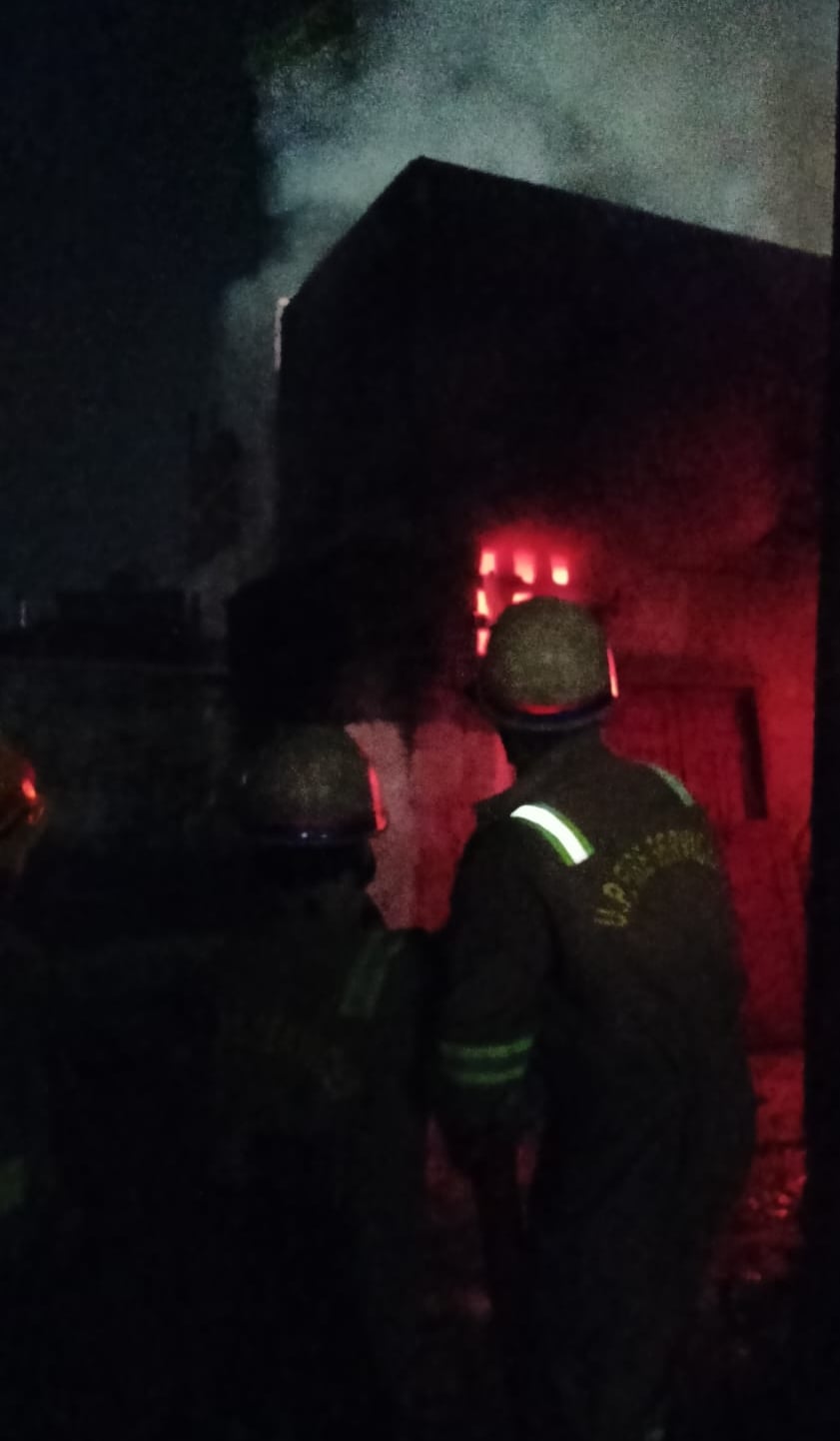 आग बुझाते दमकल कर्मी।