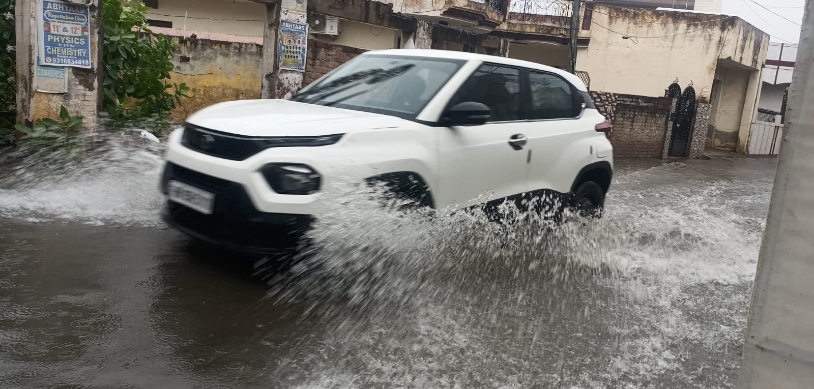 अंबाला छावनी के महेश नगर स्थित बब्याल रोड पर जमा बरसात के पानी से गुजरते वाहन चालक। प्रवक्ता