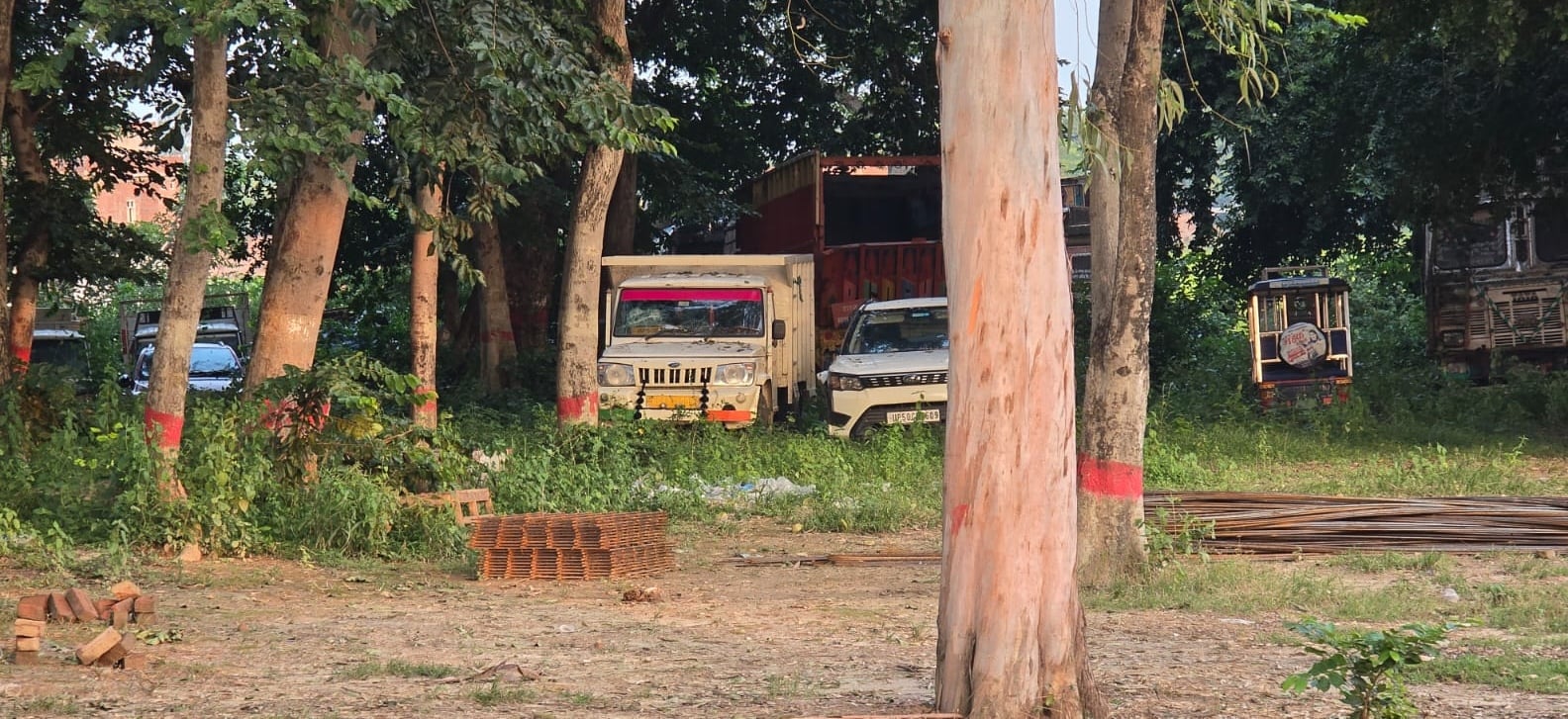 अहरौला थाना गेट के सामने सड़क के किनारे मुकदमे मे सीज किया गया ट्रक। संवाद