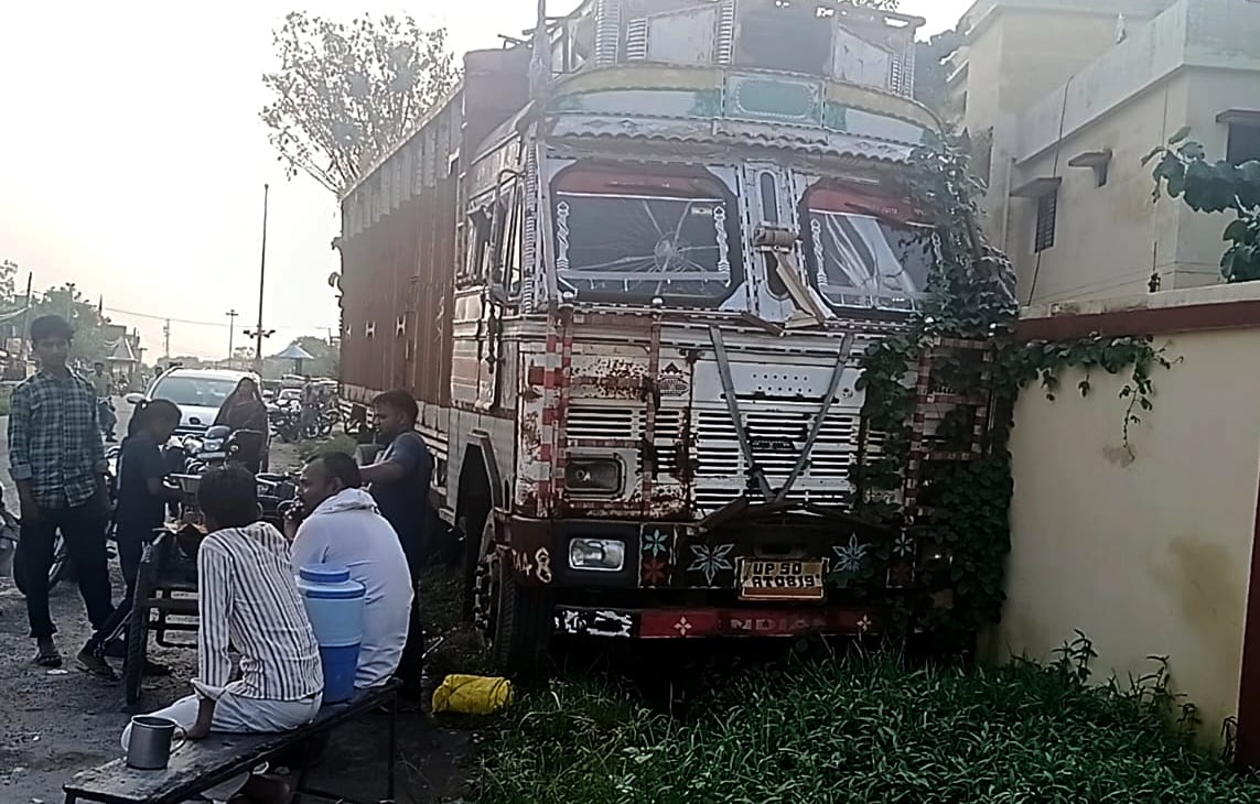 अहरौला थाना गेट के सामने सड़क के किनारे मुकदमे मे सीज किया गया ट्रक। संवाद
