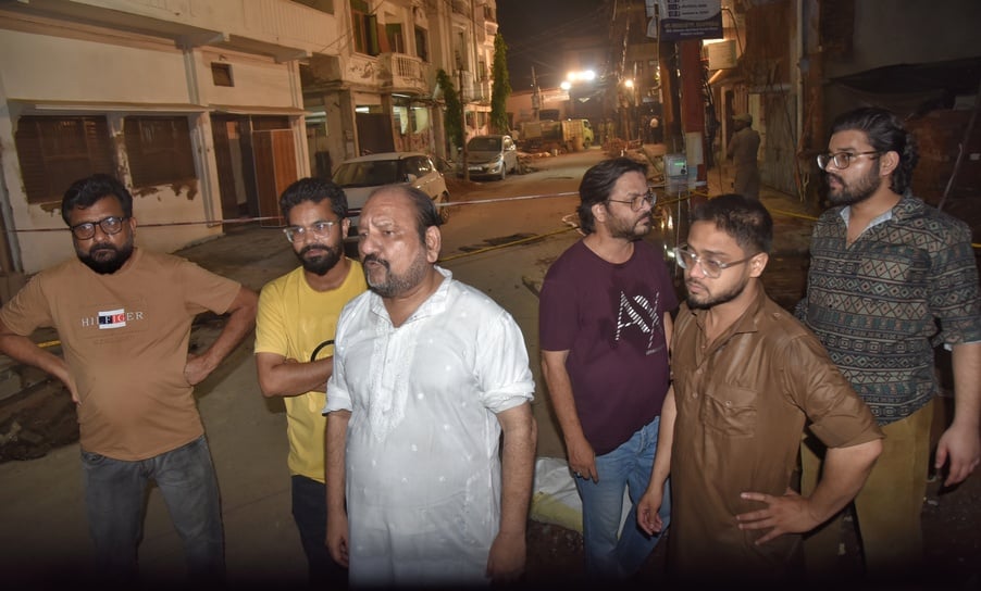 अपार्टमेंट में रातभर चला काम। अपार्टमेंट में रातभर चला काम।