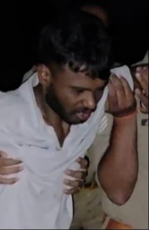 अटवा मोड पक्का पुल के पास गो-तस्कर गुरपंत सिंह को गिरफ्तार कर ले जाती पुलिस। स्रोत- पुलिस विभाग अटवा मोड पक्का पुल के पास गो-तस्कर गुरपंत सिंह को गिरफ्तार कर ले जाती पुलिस। स्रोत- पुलिस विभाग