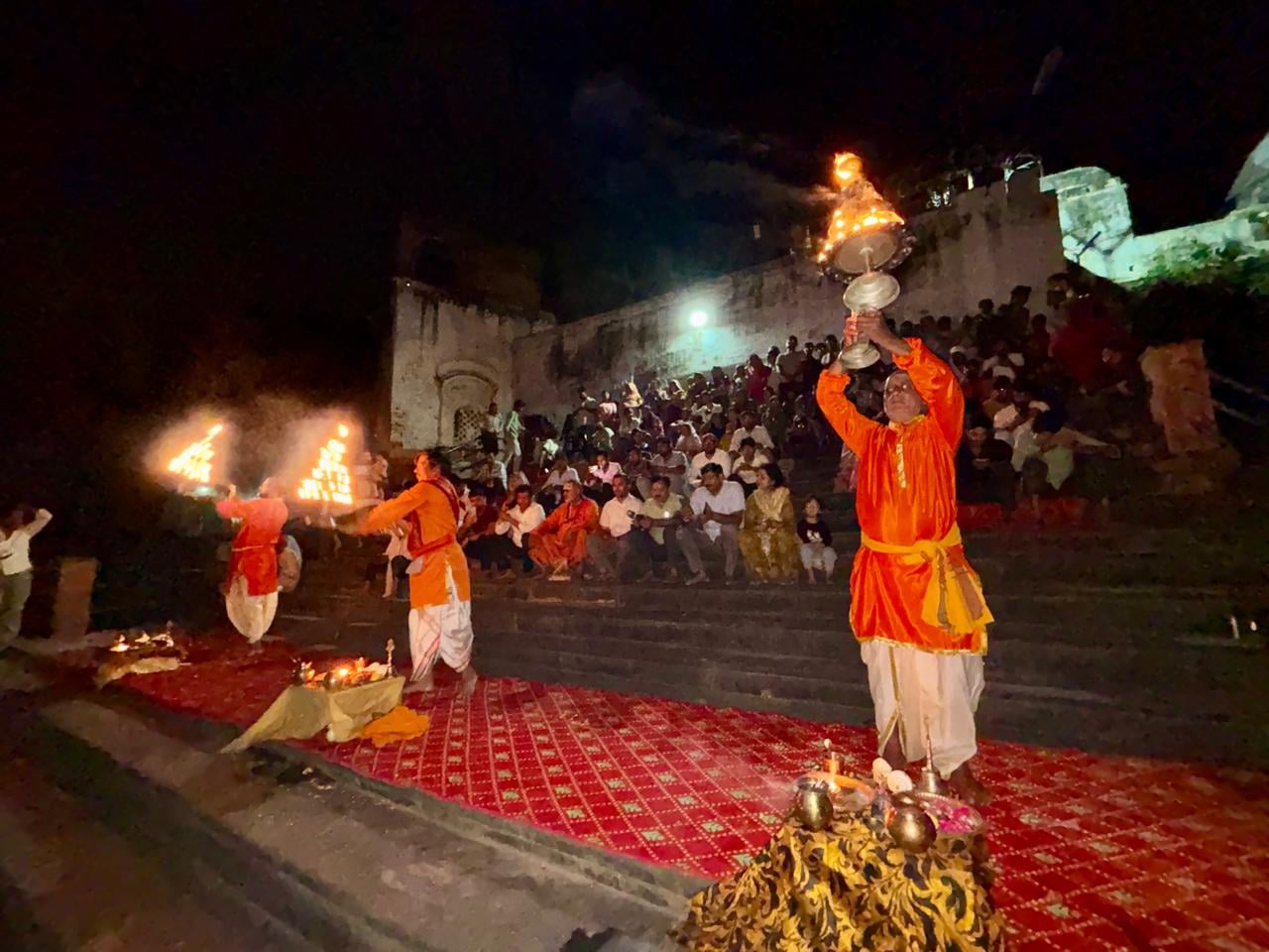 बटेश्वर तीर्थ के मुख्य मंदिर घाट पर यमुना महा आरती करते पुजारी गण और उपस्थित गणमान्य लोग