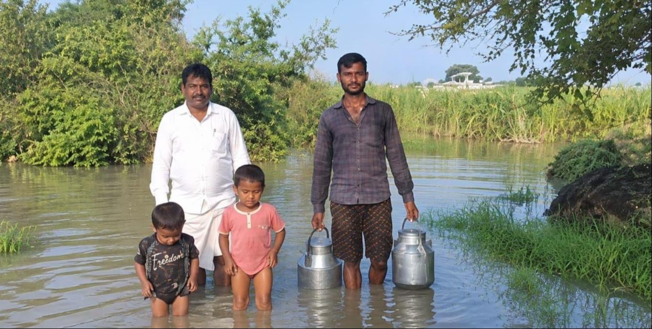 ब्योंदा माझा में सड़क पर भरे पानी से होकर जाते ग्रामीण। - संवाद