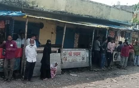 एआरटीओ कार्यालय पहुंचे बस यूनियन के कई संगठनों के पदाधिकारी। संवाद एआरटीओ कार्यालय पहुंचे बस यूनियन के कई संगठनों के पदाधिकारी। संवाद