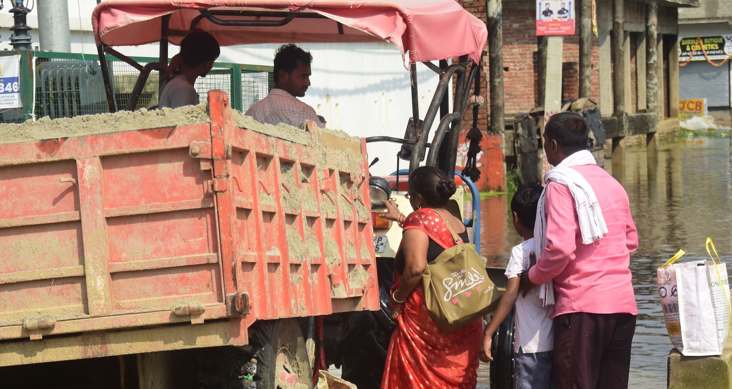 फैजुल्लागंज में सड़कों पर भरा पानी। फैजुल्लागंज में सड़कों पर भरा पानी।