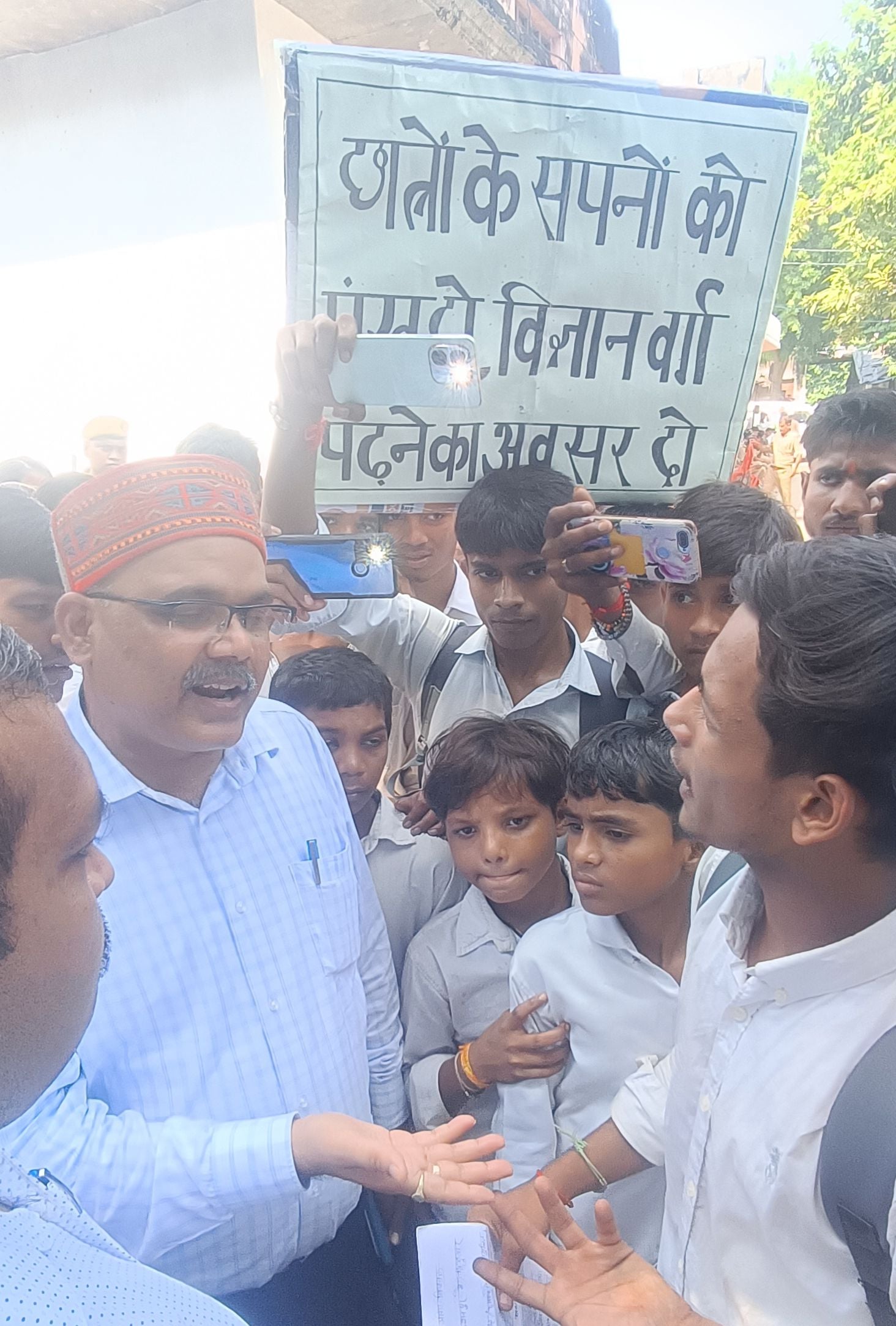 फोटो-01- किशनपुर स्थित सर्वोदय इंटर कॉलेज गेट के पास मौजूद पुलिस बल। संवाद फोटो-01- किशनपुर स्थित सर्वोदय इंटर कॉलेज गेट के पास मौजूद पुलिस बल। संवाद