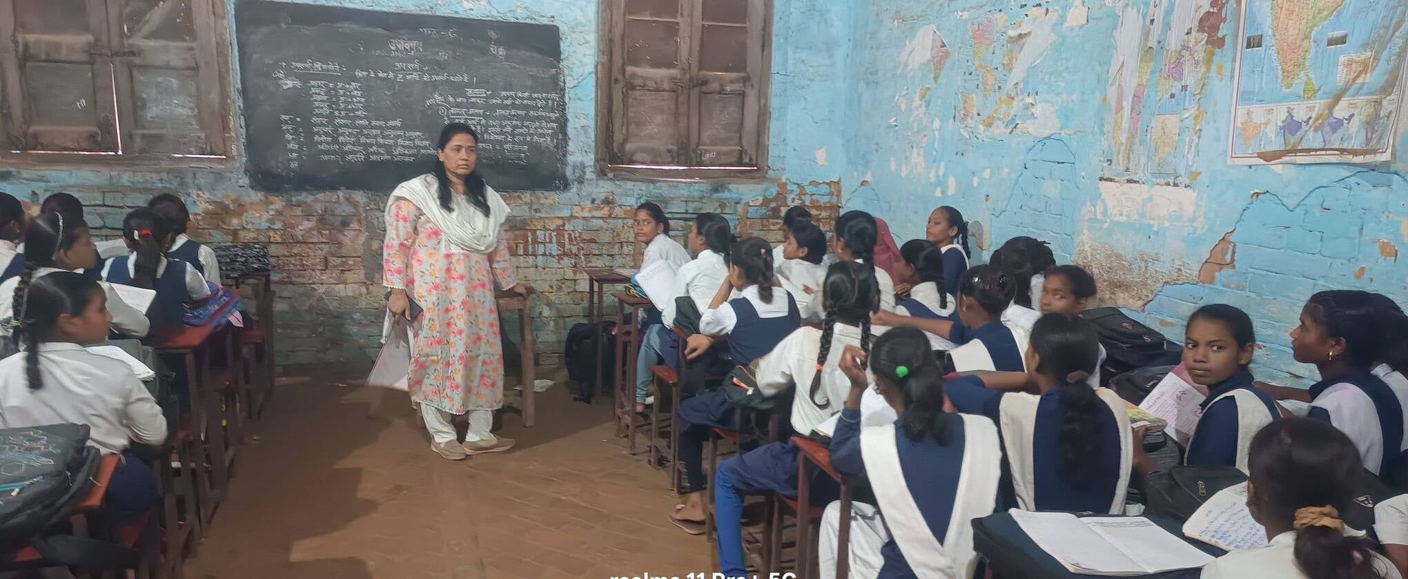 फोटो-01- किशनपुर स्थित सर्वोदय इंटर कॉलेज गेट के पास मौजूद पुलिस बल। संवाद फोटो-01- किशनपुर स्थित सर्वोदय इंटर कॉलेज गेट के पास मौजूद पुलिस बल। संवाद