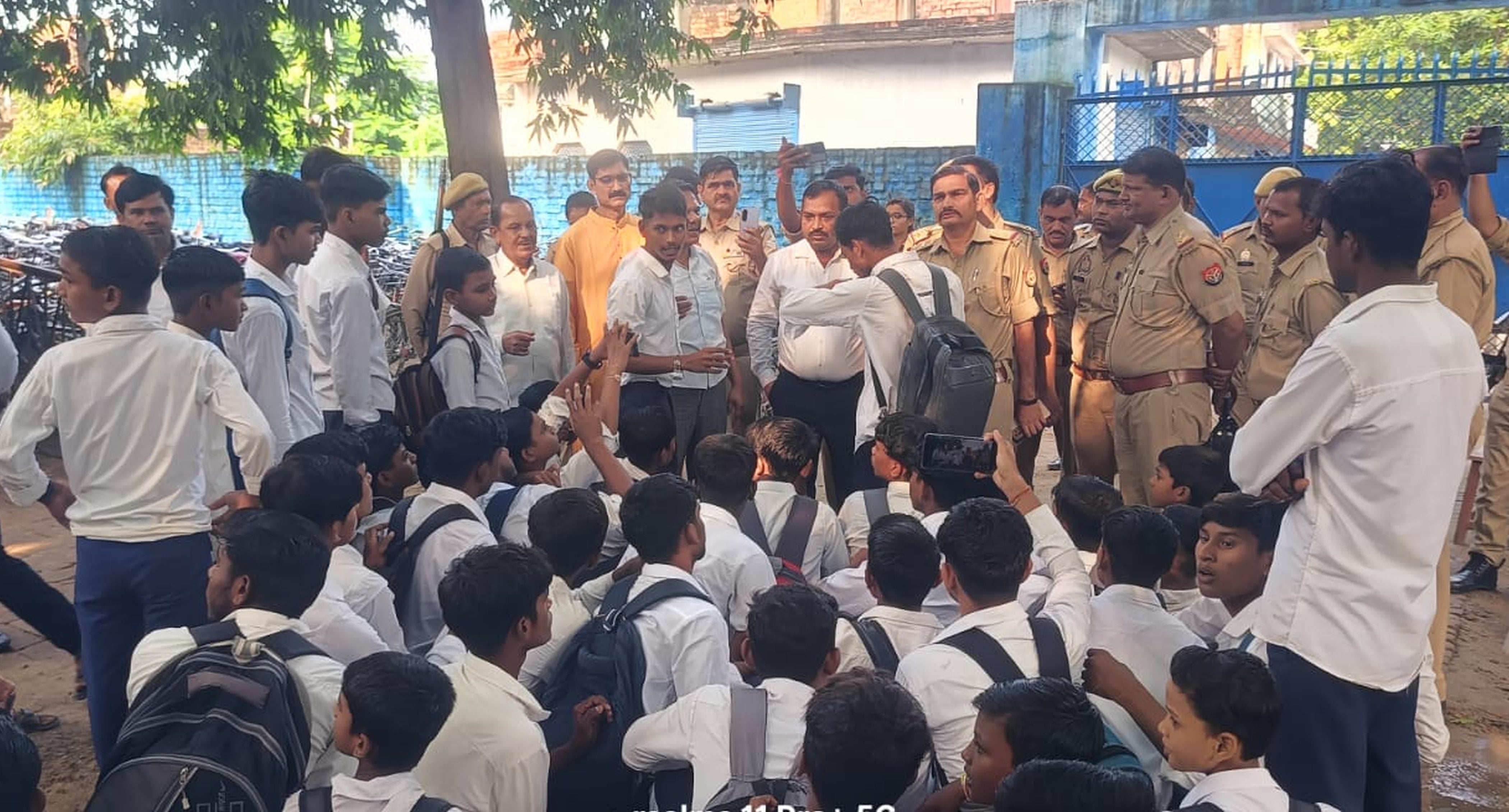 फोटो-01- किशनपुर स्थित सर्वोदय इंटर कॉलेज गेट के पास मौजूद पुलिस बल। संवाद फोटो-01- किशनपुर स्थित सर्वोदय इंटर कॉलेज गेट के पास मौजूद पुलिस बल। संवाद